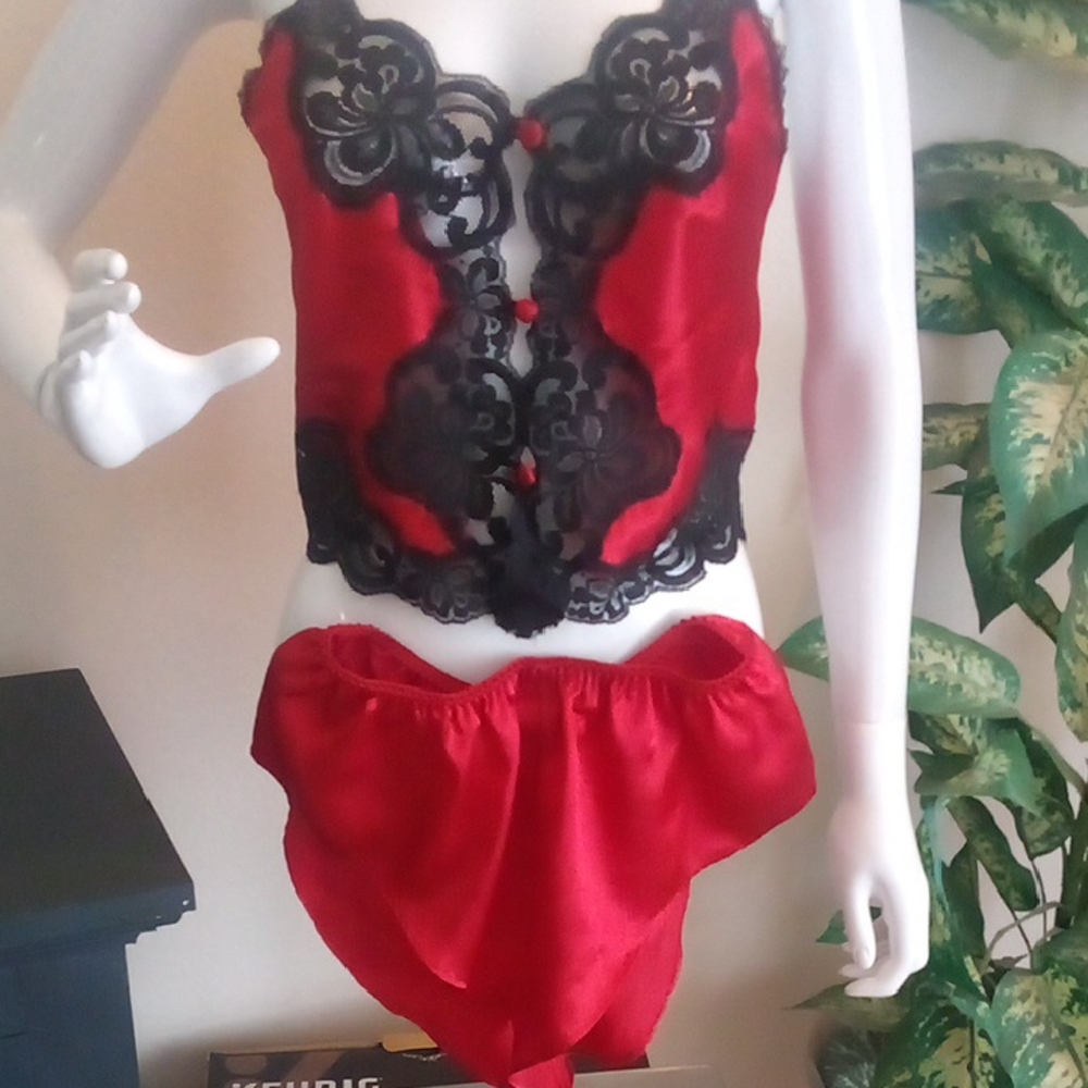 Elegant Victoria's Secret Red and Black Lace Lingerie Set - Size: S